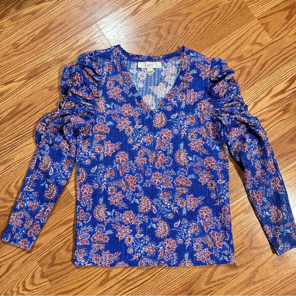 LOFT Blue Red Pink Floral Women's V-Neck Ruched Sleeve Textured Top size SP